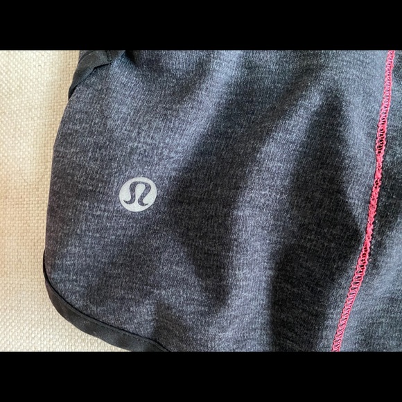 Lululemon Speed up shorts 2.5” Size 4. - Picture 3 of 4